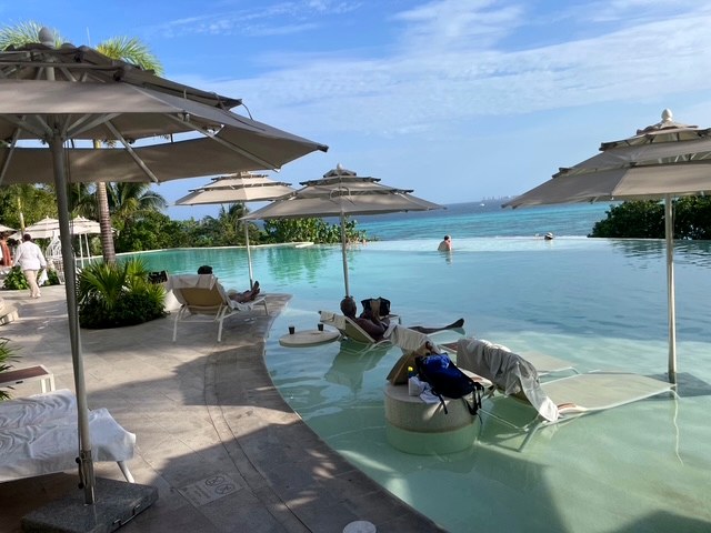 A beautiful beach day on Isla